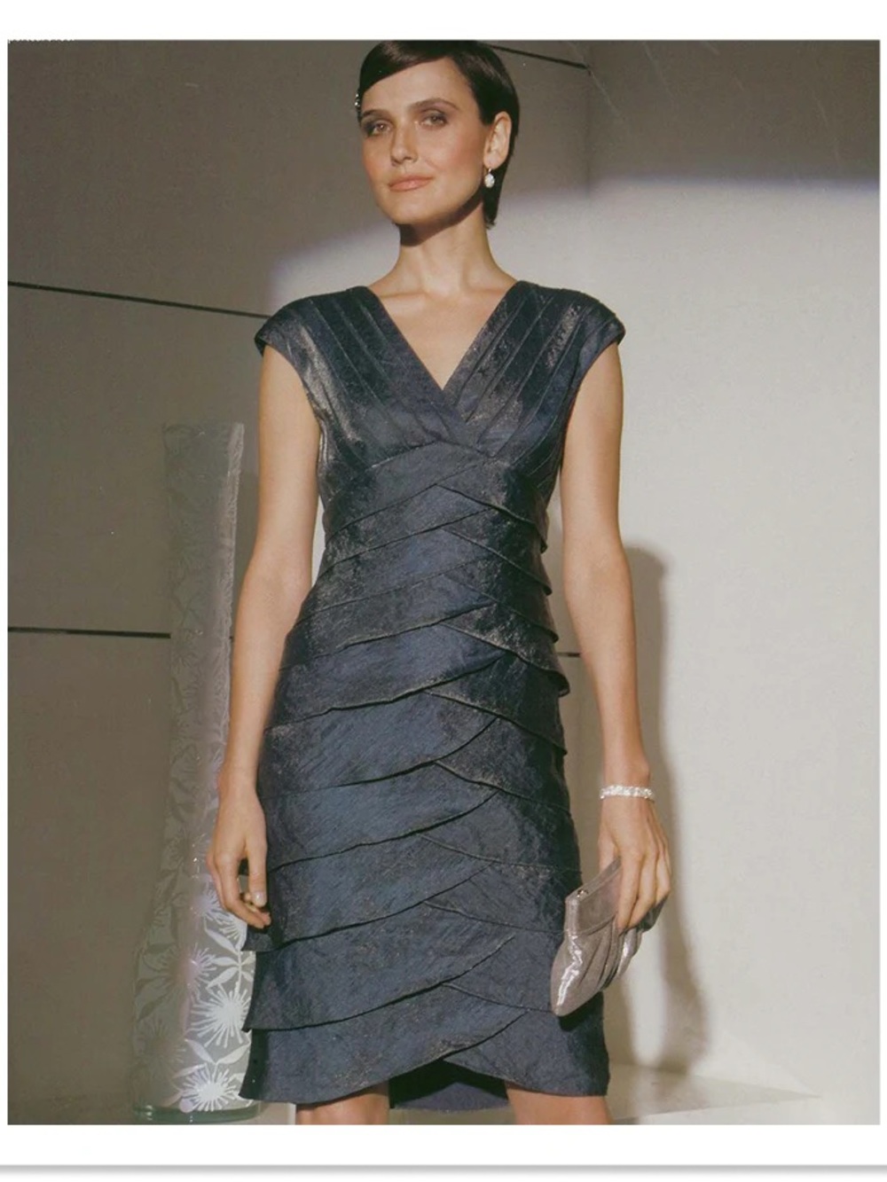Adrianna Papell V-Neck Shimmer Silver Grey Tiered Pleated Cocktail Dress Sz 8P